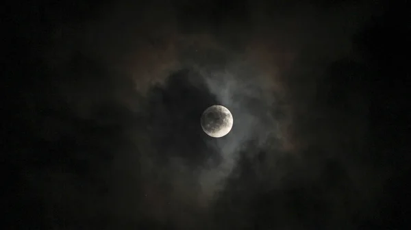 Lua Cheia Com Nuvens Redor Tons Cores — Fotografia de Stock