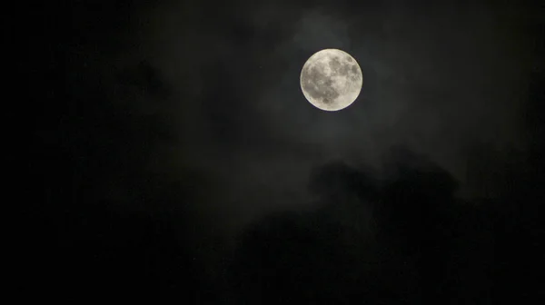 Lua Cheia Com Nuvens Redor Tons Cores — Fotografia de Stock