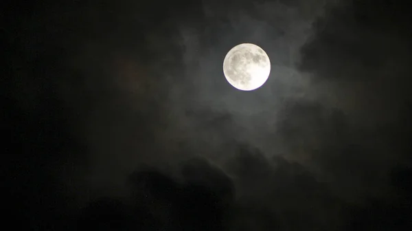 Lua Cheia Com Nuvens Redor Tons Cores — Fotografia de Stock