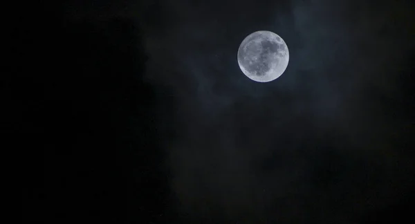 Lua Cheia Com Nuvens Redor Tons Cores — Fotografia de Stock