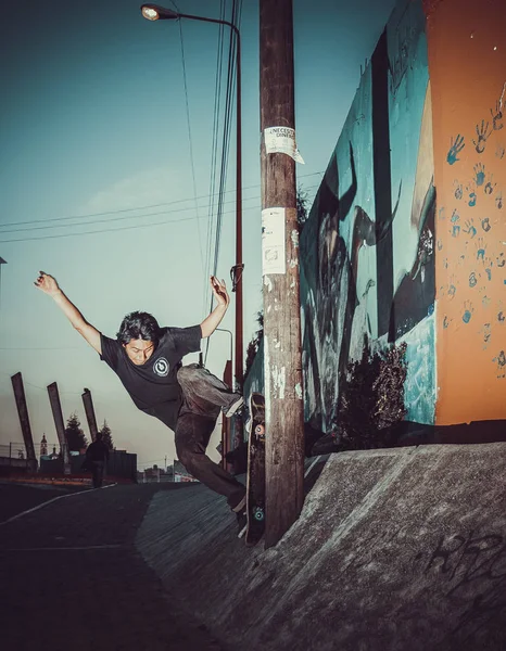 Menschen Springen Mit Dem Skateboard Auf Der Straße Parks Mit — Stockfoto