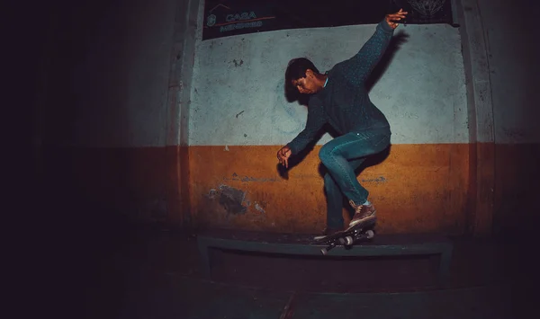 Persona Che Salta Con Skateboard Strade Nei Parchi Con Stile — Foto Stock