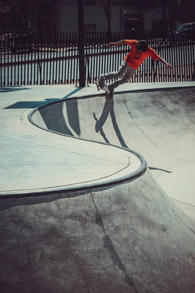 Pessoa Pulando Com Skate Nas Ruas Nos Parques Com Estilo — Fotografia de Stock