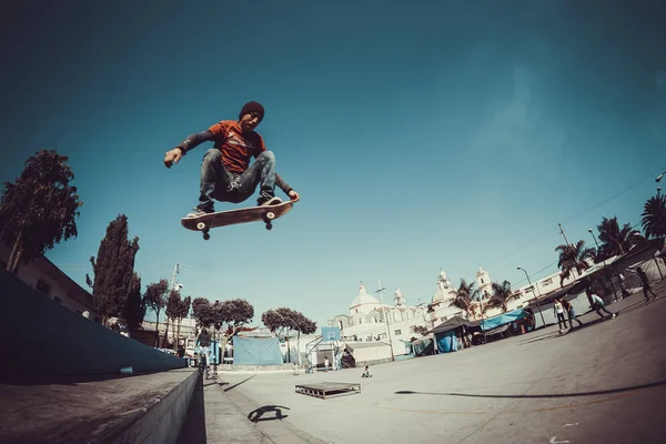 Personne Sautant Avec Skateboard Dans Les Rues Dans Les Parcs — Photo