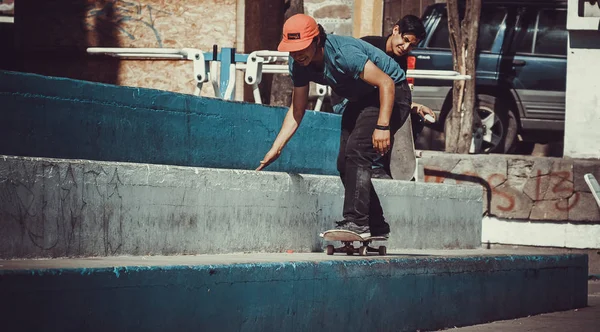 Πρόσωπο Άλμα Skateboard Στους Δρόμους Στα Πάρκα Τον Τρόπο Ζωής — Φωτογραφία Αρχείου