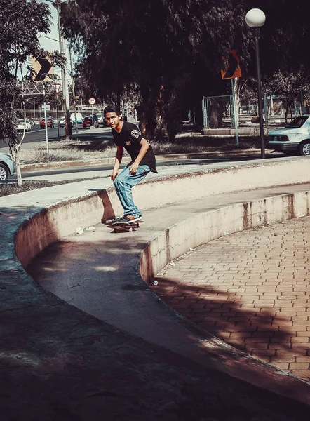 Menschen Springen Mit Dem Skateboard Auf Der Straße Parks Mit — Stockfoto