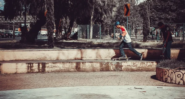 Személy Jumping Gördeszka Utcán Parkokban Életmód — Stock Fotó