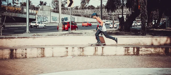 Pessoa Pulando Com Skate Nas Ruas Nos Parques Com Estilo — Fotografia de Stock