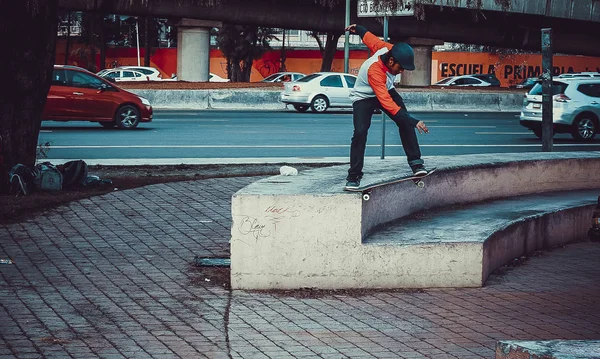 Persona Che Salta Con Skateboard Strade Nei Parchi Con Stile — Foto Stock