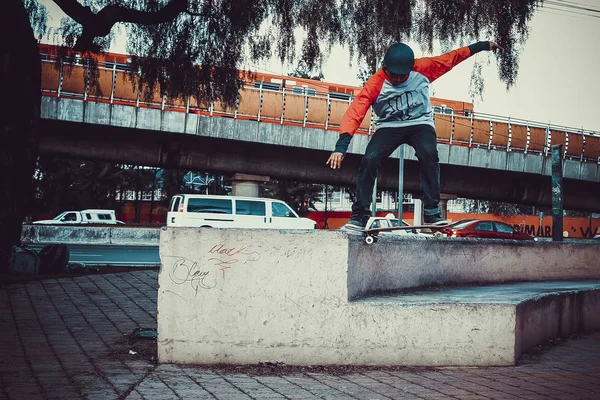 Menschen Springen Mit Dem Skateboard Auf Der Straße Parks Mit — Stockfoto