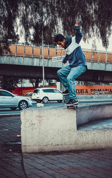 Πρόσωπο Άλμα Skateboard Στους Δρόμους Στα Πάρκα Τον Τρόπο Ζωής — Φωτογραφία Αρχείου