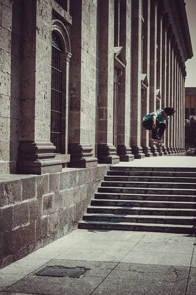 Személy Jumping Gördeszka Utcán Parkokban Életmód — Stock Fotó