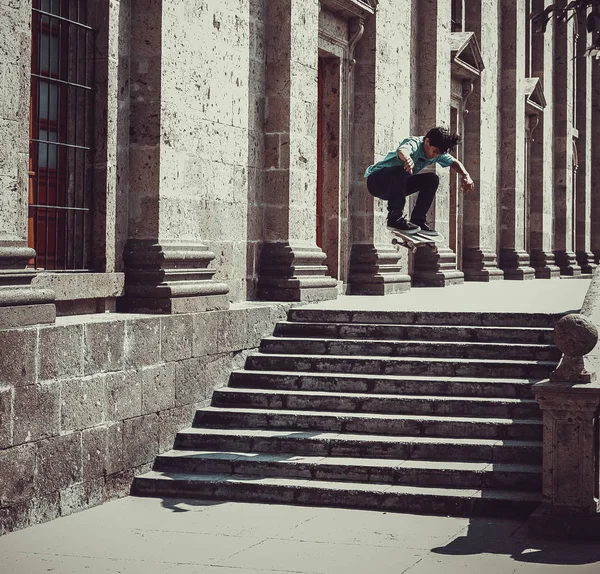 人跳滑板 在街上 在公园里 与生活方式 — 图库照片