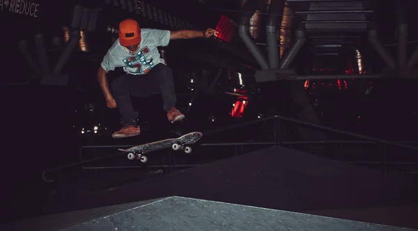 Personne Sautant Avec Skateboard Dans Les Rues Dans Les Parcs — Photo