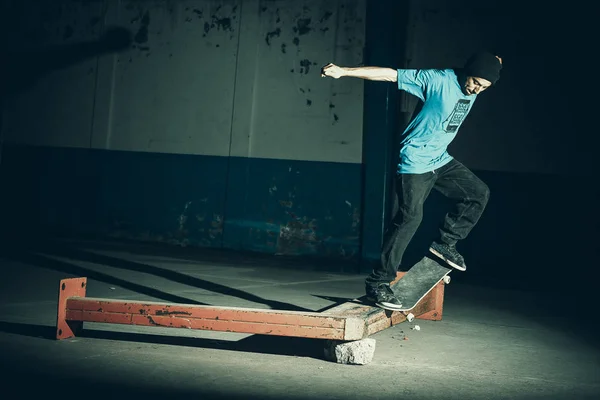 Person Jumping Skateboard Streets Parks Lifestyle — Stock Photo, Image