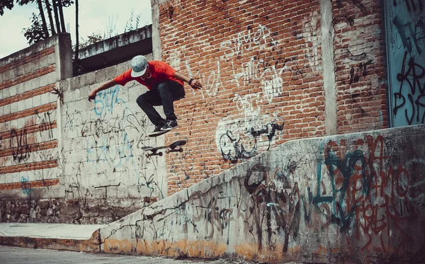 Pessoa Pulando Com Skate Nas Ruas Nos Parques Com Estilo — Fotografia de Stock