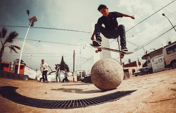 Πρόσωπο Άλμα Skateboard Στους Δρόμους Στα Πάρκα Τον Τρόπο Ζωής — Φωτογραφία Αρχείου