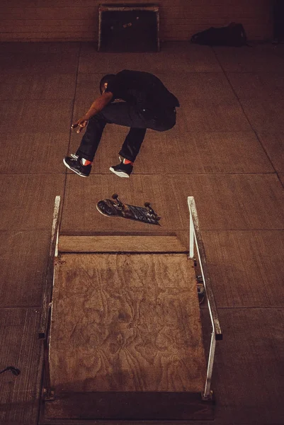 Pessoa Pulando Com Skate Nas Ruas Nos Parques Com Estilo — Fotografia de Stock