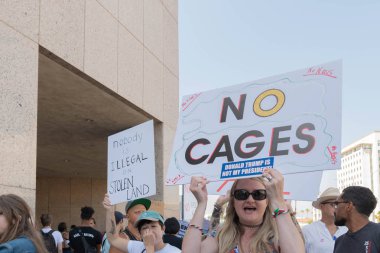 Los Angeles, 30 Haziran 2018: eylemciler tutun işaretleri sırasında ailelere ait birlikte Mart Büyükşehir gözaltı merkezi başkanı Donald Trump'ın sıfır tolerans Göçmenlik politikası protesto çevresinde.
