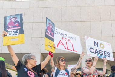 Los Angeles, 30 Haziran 2018: eylemciler tutun işaretleri sırasında ailelere ait birlikte Mart Büyükşehir gözaltı merkezi başkanı Donald Trump'ın sıfır tolerans Göçmenlik politikası protesto çevresinde.