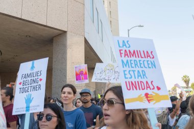 Los Angeles, 30 Haziran 2018: eylemciler tutun işaretleri sırasında ailelere ait birlikte Mart Büyükşehir gözaltı merkezi başkanı Donald Trump'ın sıfır tolerans Göçmenlik politikası protesto çevresinde.