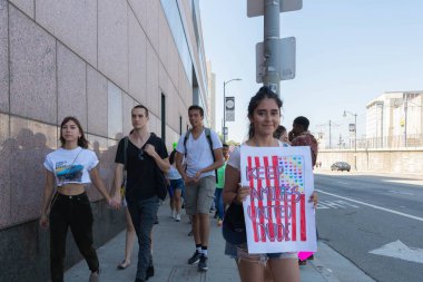 Los Angeles, 30 Haziran 2018: Büyükşehir gözaltı merkezi başkanı Donald Trump'ın sıfır tolerans Göçmenlik politikası protesto etrafında bir işaret sırasında ailelere ait birlikte Mart bir aktivist tutar.