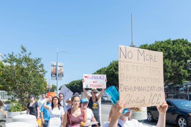 Los Angeles, 30 Haziran 2018: eylemciler tutun işaretleri sırasında ailelere ait birlikte Mart Büyükşehir gözaltı merkezi başkanı Donald Trump'ın sıfır tolerans Göçmenlik politikası protesto çevresinde.