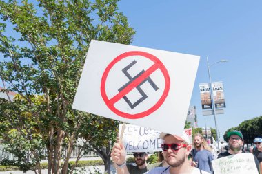 Los Angeles, 30 Haziran 2018: Büyükşehir gözaltı merkezi başkanı Donald Trump'ın sıfır tolerans Göçmenlik politikası protesto etrafında bir işaret sırasında ailelere ait birlikte Mart bir aktivist tutar.