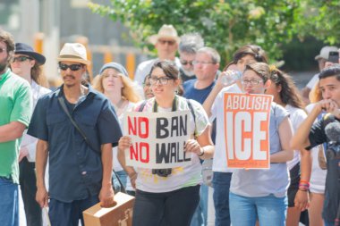 Los Angeles, 30 Haziran 2018: eylemciler tutun işaretleri sırasında ailelere ait birlikte Mart Büyükşehir gözaltı merkezi başkanı Donald Trump'ın sıfır tolerans Göçmenlik politikası protesto çevresinde.