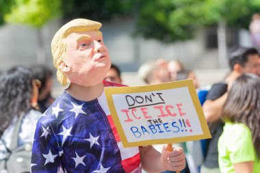 Los Angeles, 30 Haziran 2018: Aileler ait birlikte yürüyüş sırasında Büyükşehir gözaltı merkezi başkanı Donald Trump'ın sıfır tolerans Göçmenlik politikası protesto çevresinde.