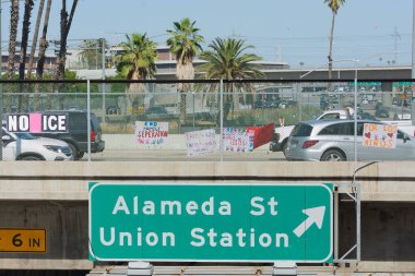 Los Angeles, 30 Haziran 2018: Posterler Büyükşehir gözaltı merkezi başkanı Donald Trump'ın sıfır tolerans Göçmenlik politikası protesto çevresinde.