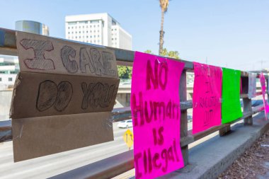 Los Angeles, 30 Haziran 2018: Posterler Büyükşehir gözaltı merkezi başkanı Donald Trump'ın sıfır tolerans Göçmenlik politikası protesto çevresinde.