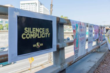 Los Angeles, 30 Haziran 2018: Posterler Büyükşehir gözaltı merkezi başkanı Donald Trump'ın sıfır tolerans Göçmenlik politikası protesto çevresinde.