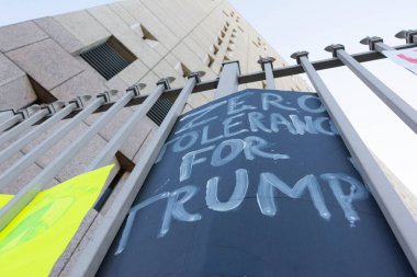 Los Angeles, 30 Haziran 2018: Posterler Büyükşehir gözaltı merkezi başkanı Donald Trump'ın sıfır tolerans Göçmenlik politikası protesto çevresinde.