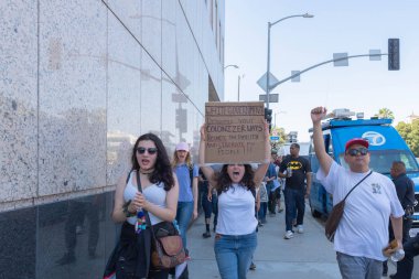 Los Angeles, 30 Haziran 2018: Büyükşehir gözaltı merkezi başkanı Donald Trump'ın sıfır tolerans Göçmenlik politikası protesto etrafında bir işaret sırasında ailelere ait birlikte Mart bir aktivist tutar.