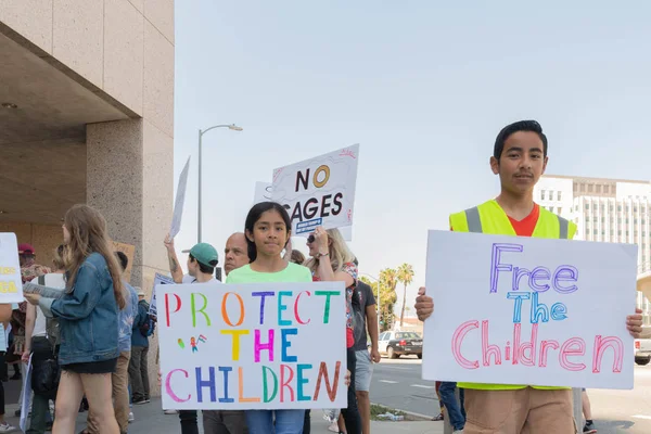 Los Angeles Czerwca 2018 Działaczy Przytrzymaj Znaki Podczas Rodziny Należą — Zdjęcie stockowe