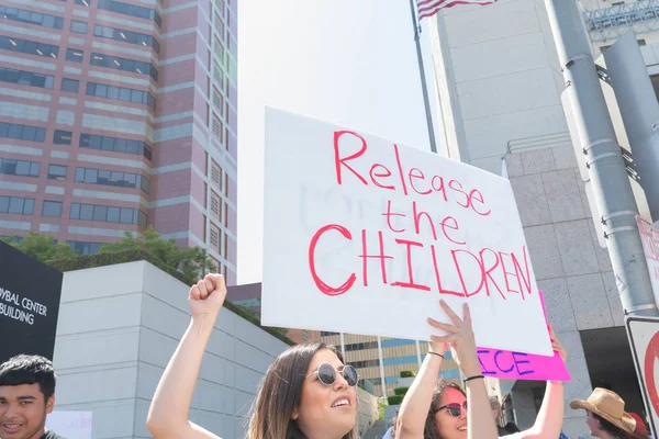 Los Angeles, 30 Haziran 2018: Büyükşehir gözaltı merkezi başkanı Donald Trump'ın sıfır tolerans Göçmenlik politikası protesto etrafında bir işaret sırasında ailelere ait birlikte Mart bir aktivist tutar.