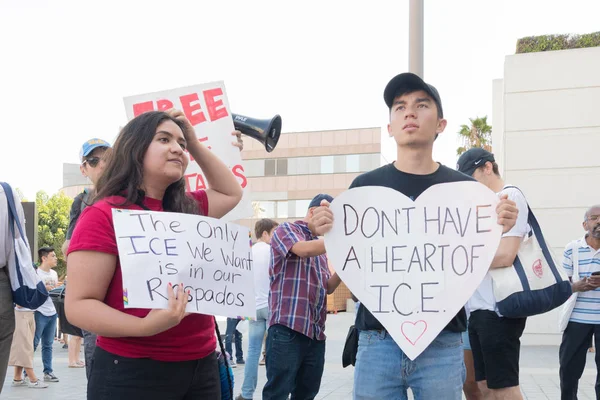 Los Angeles June 2018 Activists Hold Signs Families Belong Together — Stock Photo, Image