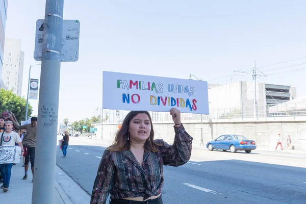 Los Angeles Juni 2018 Ein Aktivist Hält Ein Schild Während — Stockfoto