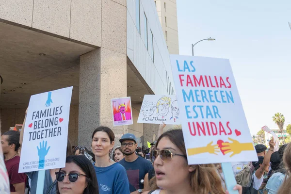 Los Angeles, 30 Haziran 2018: eylemciler tutun işaretleri sırasında ailelere ait birlikte Mart Büyükşehir gözaltı merkezi başkanı Donald Trump'ın sıfır tolerans Göçmenlik politikası protesto çevresinde.