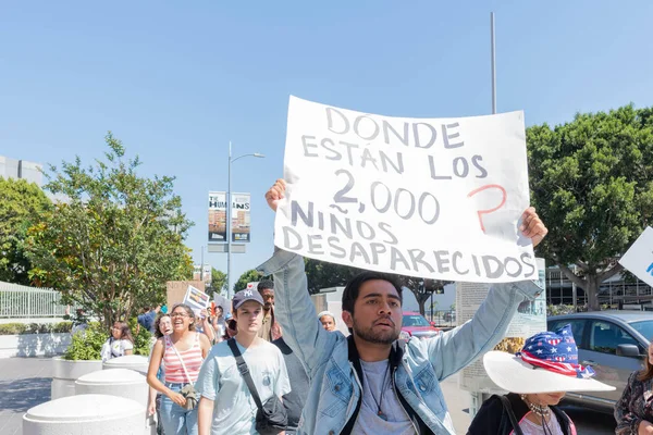 Los Angeles June 2018 Activist Holds Sign Families Belong Together — Stock Photo, Image