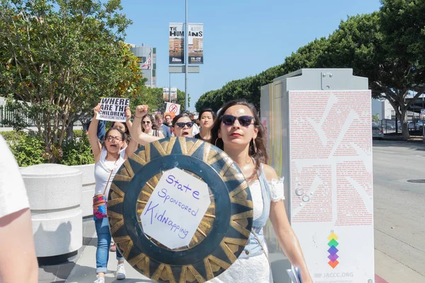 ロサンゼルス 2018 大統領ドナルド トランプのゼロトレランス移民政策に抗議して都立拘置所うろうろ 家族が属する一緒に記号を活動家保持 — ストック写真