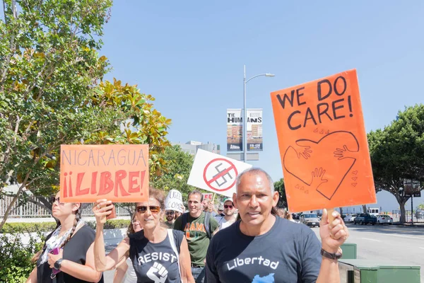 Los Ángeles Junio 2018 Activistas Sostienen Pancartas Durante Marcha Las —  Fotos de Stock