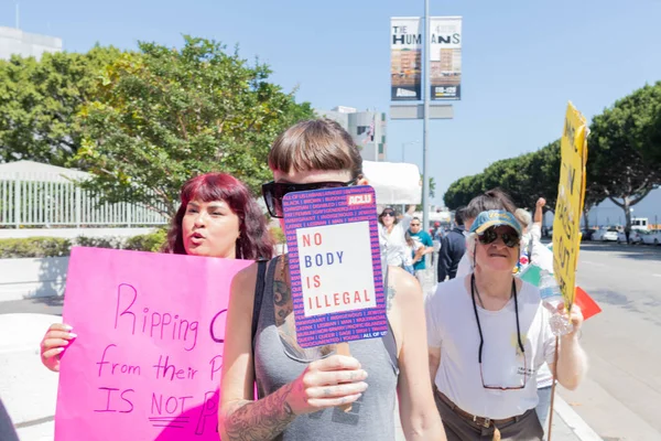 Los Angeles Juni 2018 Activisten Houden Tekenen Tijdens Families Behoren — Stockfoto