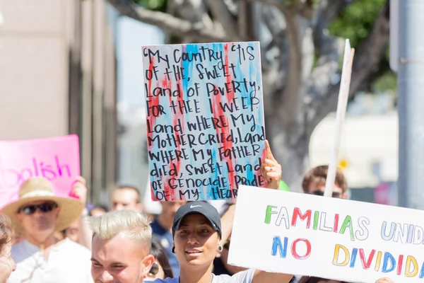 Los Angeles June 2018 Activists Hold Signs Families Belong Together — Stock Photo, Image