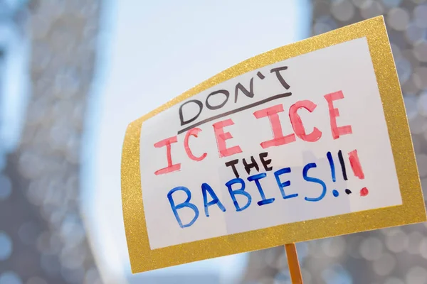 Los Angeles, 30 Haziran 2018: İşaretleri aileler ait birlikte Mart çevresinde Büyükşehir gözaltı merkezi başkanı Donald Trump'ın sıfır tolerans Göçmenlik politikası protesto sırasında.