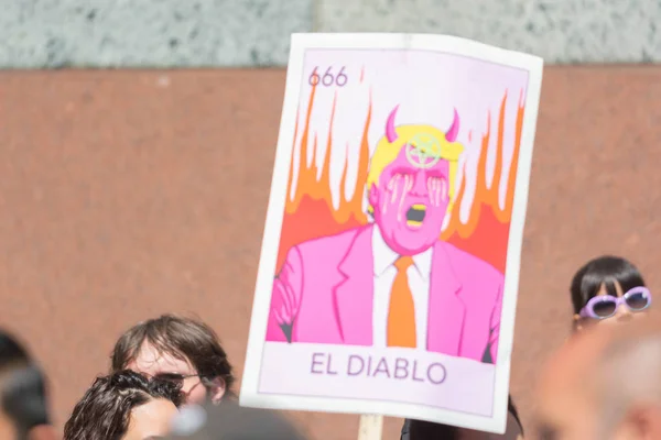 洛杉矶 2018年6月30日 在家庭中的迹象一起游行围绕大都会拘留中心抗议总统唐纳德 特朗普的零容忍移民政策 — 图库照片