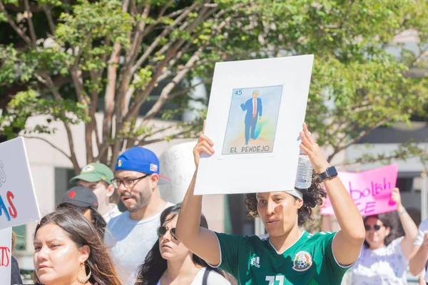 洛杉矶 2018年6月30日 一个活动家持有一个标志在家庭属于一起游行围绕大都会拘留中心抗议总统唐纳德 特朗普的零容忍移民政策 — 图库照片