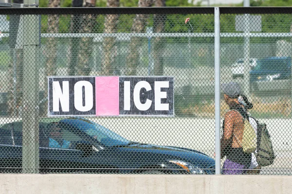 Los Angeles Giugno 2018 Manifesti Giro Metropolitan Detention Center Segno — Foto Stock