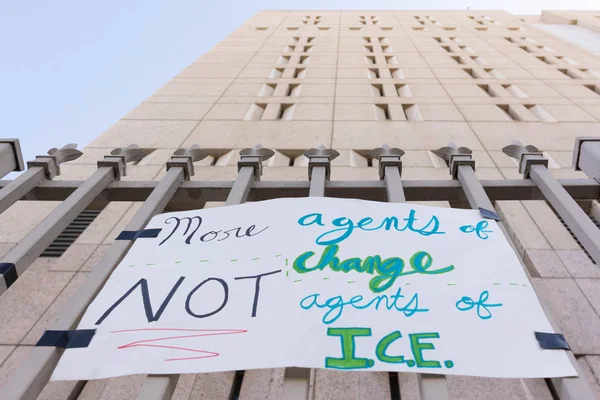 Los Angeles, 30 Haziran 2018: Posterler Büyükşehir gözaltı merkezi başkanı Donald Trump'ın sıfır tolerans Göçmenlik politikası protesto çevresinde.